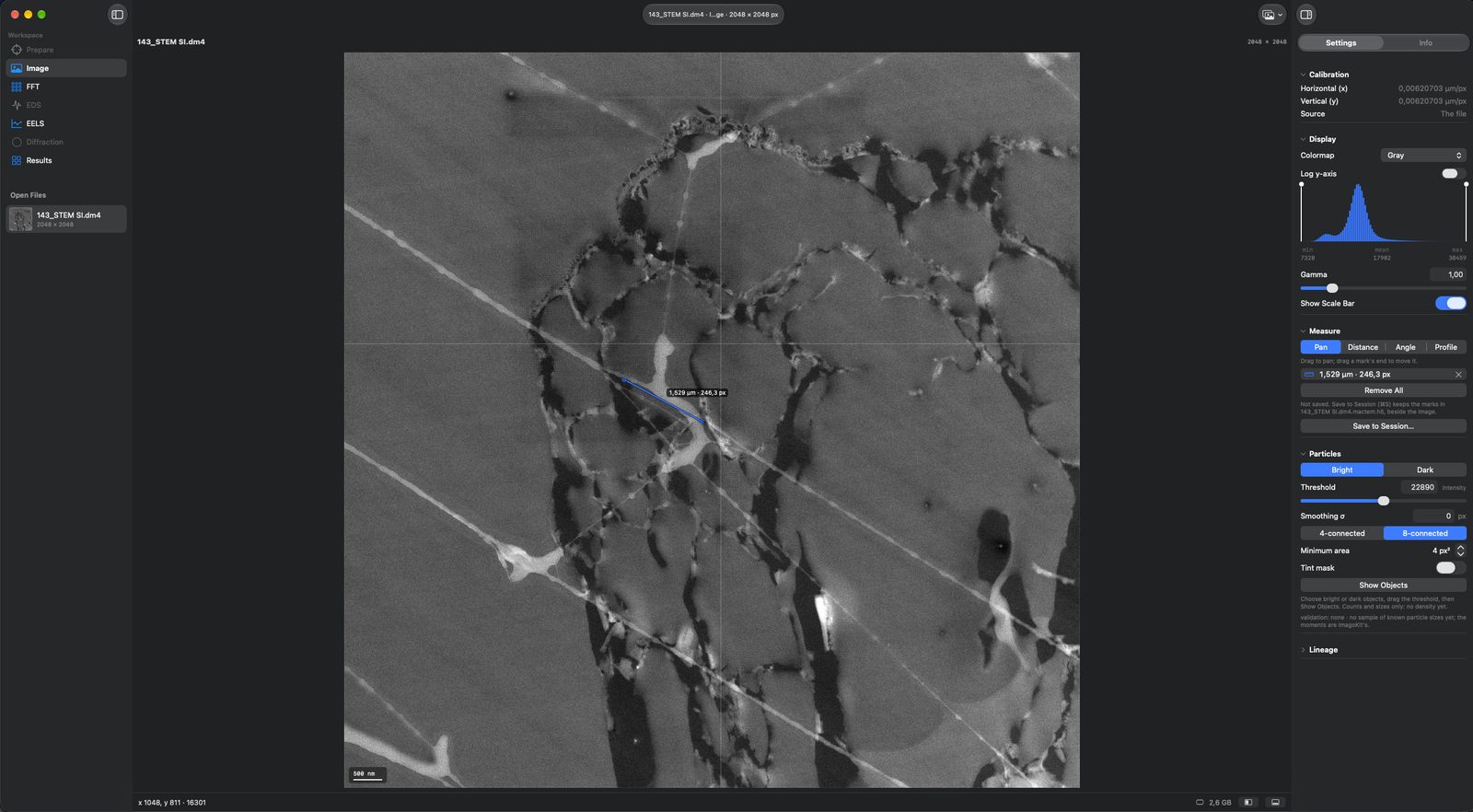 The macTEM Image room: a STEM image at its calibration with a distance measurement, the rooms in the sidebar, and calibration, display, measurement and particle settings in the inspector.